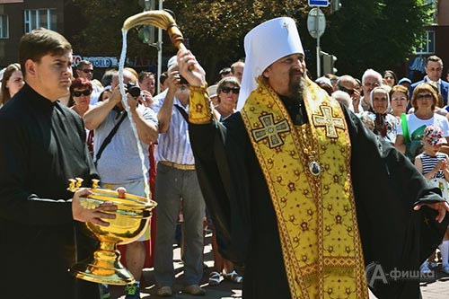 Скульптурную композицию освятил митрополит Белгородский и Старооскольский Иоанн