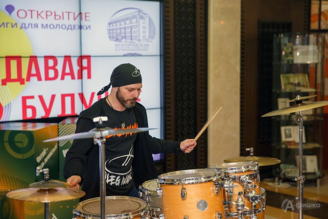 Маэстро Олег Иванов и его оглушительно прекрасные барабаны
