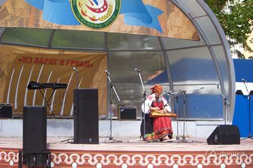 Ирина Шведова (гусли) выступает на фестивале национальных культур и фольклора «Из варяг в греки» в парке Победы в Белгороде