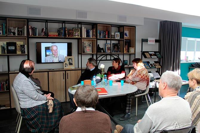 Участники «круглого стола» смотрят кадры из интервью с Виталием Онуфриевичем Собровиным