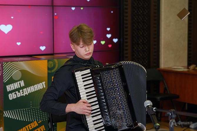 Алексей Кайманов исполнил несколько музыкальных произведений на аккордеоне