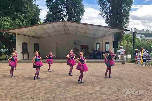 Танец «Привет» от ансабля «Карамельки» на выступлении в парке «Котофей» 1 июня