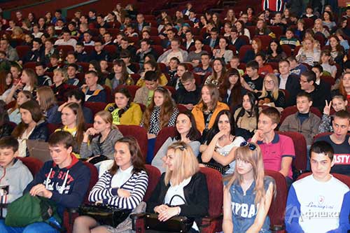 Сегодня в кинотеатре «Радуга» для старшеклассников белгородских школ и студентов индустриального колледжа в рамках фестиваля военно-патриотического кино прошёл городской киноурок мужества