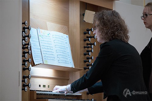 Евгения Кривицкая исполняет музыку барокко на белгородском органе