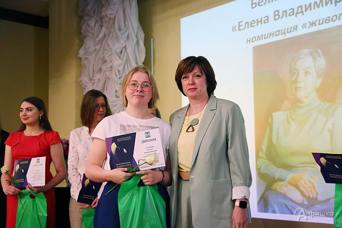 Директор художественного музея Татьяна Лукьянова награждает победителей конкурса  