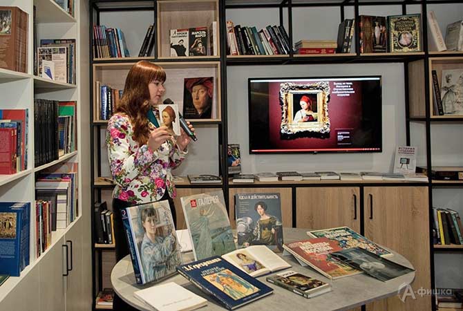 Лекция Марины Кучеренко на вечере «Моя Мадонна» в Пушкинской библиотеке-музее