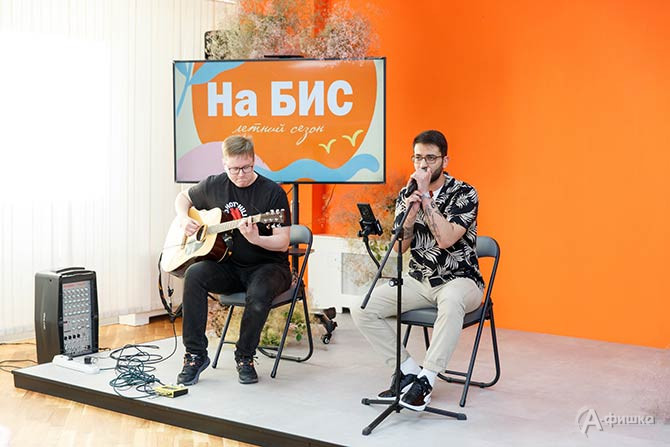 Выступает акустический дуэт Wave