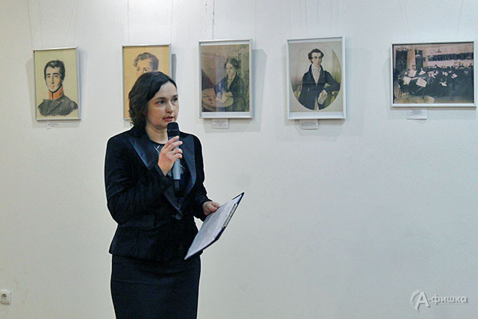 Ведущая вечера Надежда Ипатова на фоне выставки «Наставники и питомцы»