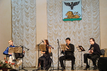 Дебют квартета: Геннадий Панкратов (аккордеон), Борис Мочалин (гитара), Диана Хегай (скрипка), Дмитрий Хегай (кларнет) состоялся под овации зала.