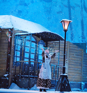 Декорации и расписанный художником О. Коршуновой задник с такой акварельной нежностью представляет глазам зрителей запорошенный снегом уездный городишко
