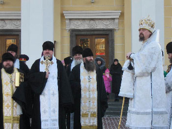 Архиепископ Белгородский и Старооскольский Владыка Иоанн отслужил торжественный молебен в Белгороде на Соборной площади