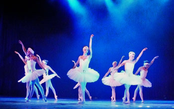 Белые классические лебеди - это тоже шоу-балет «Тодес»