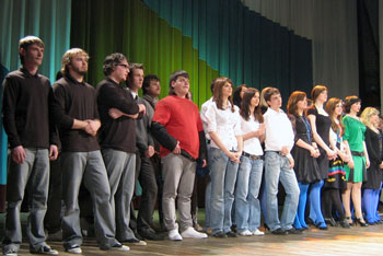 На сцене - команды-участники 1/8 финала Белгородской городской лиги «КаВуН»