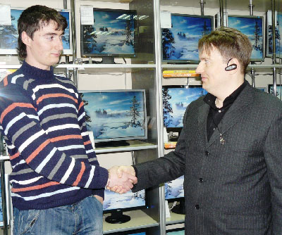 Роман Шакалов поздравляет одного из призёров акции