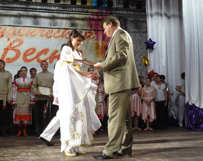 Вокальный ансамбль «Факультет» получает награду фестиваля-конкурса «Студенческая весна – 2009»
