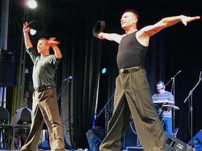 На сцене белгородского ЦМИ хореографическая группа — Владимир Соловьёв и Вениамин Смирнов