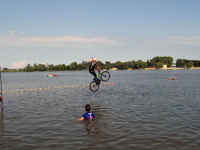 Сегодня впервые в Белгороде на городском пляже прошли соревнования по «Fun Jumping’у»