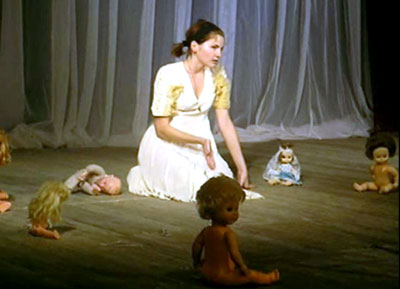 Сцена из моноспектакля «Детский мир», показанного вчера на сцене БГИКИ