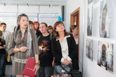 Экскурсию по выставке проводит автор Ю. Мироненко