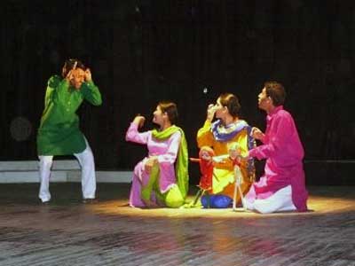 Сцена из спектакля «Гхумаи – плач невесты» театра «Натранг»