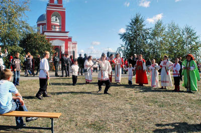 Народное гуляние на фестивале «Хотмыжская осень»