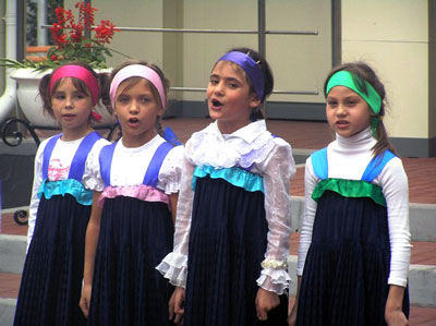 Воспитанницы детского сада №80 исполняют русскую народную песню