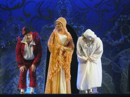 сцена из спектакля «Собака на сене» театра «Санкт-Петербургская оперетта»