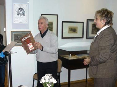 Владимир Беликов подарил Пушкинской библиотеке-музею издание с иллюстрациями Натальи Гончаровой