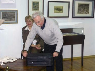 Владимир Беликов появился перед посетителями выставки с чёрным чемоданчиком