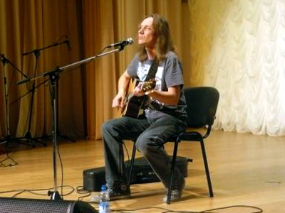 Впервые в своей творческой карьере В. Курылев выступил как сольный исполнитель именно в Белгороде