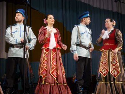 Вокальная группа ансамбля исполняет песню «Ехал казак за Дунай»