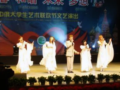 Вокальная группа Факультет выступает на открытии китайско-российского фестиваля в Пекине 