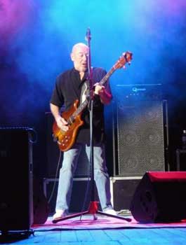 Пит Эгню - бас-гитара