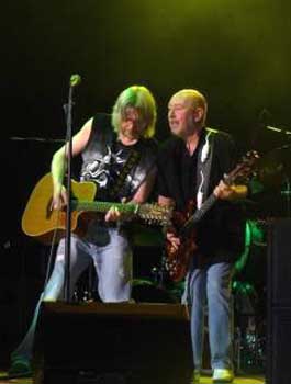Джимми Мёррисон (гитара) и Пит Эгню (бас-гитара)