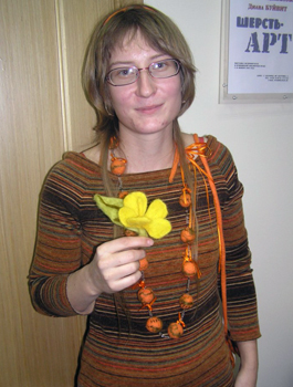 Екатерина Щекалова со своим шерстяным цветком