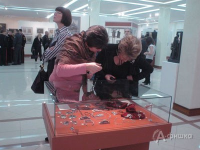У женщин огромный интерес вызывают представленные на выставке ювелирные украшения