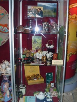 Витрина, экспонаты которой представлены салоном-магазином «Ароматная чашка»