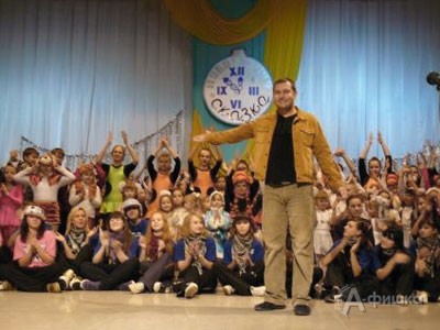 Президент Федерации современного танца Дмитрий Яцковский и народный самодеятельный коллектив «Шоу-плюс»