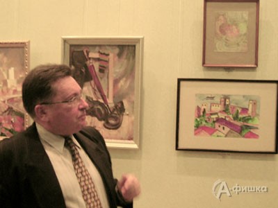 Заместитель директора Белгородского художественного музея Александр Витохин презентует картины коллег