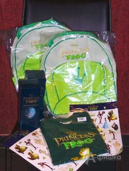 Рюкзаки, фляги, наклейки и футболки с логотипами фильма «Принцесса и лягушка».