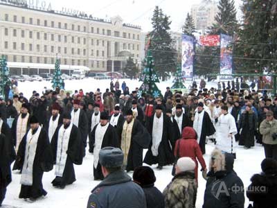 Люди на Соборной площади расступились навстречу Крестному ходу