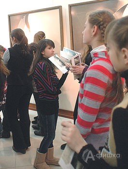Дети из художественной школы Белгорода на выставке В. Кизилова