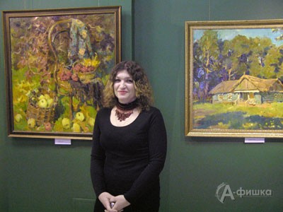 Ольга Сорокина на фоне своих работ