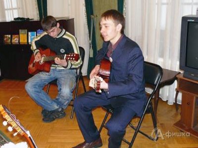 Юные участники клуба авторской песни Александр Малакеев и Эдуард Малакеев