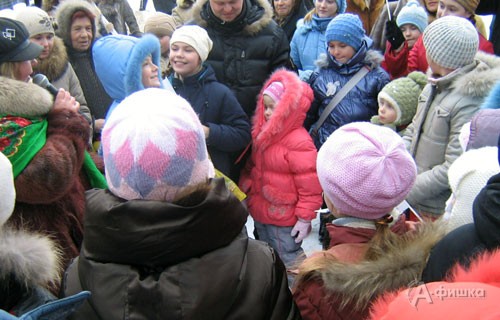 Провожать зиму в зоопарк пришли белгородские дети и их родители