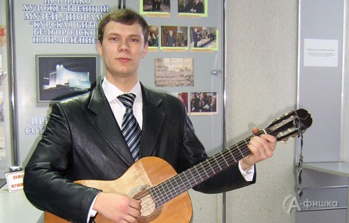 Участник фестиваля «Лира в солдатской шинели» студент БелГУ Игорь Старук