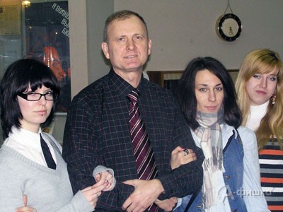 Художник и Педагог Ю. Бондарев среди своих учеников