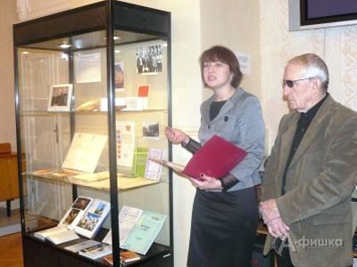 Научный сотрудник Татьяна Моногарова знакомит посетителей с мини-выставкой, подготовленной к юбилею Игоря Чернухина
