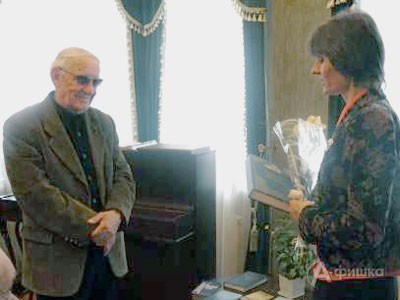 и.о. заведующего литературного музея Белгорода Н.В. Буханцова подарила юбиляру книгу 