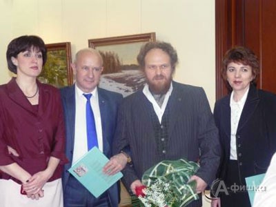 Олег Молчанов  с гостями выставки